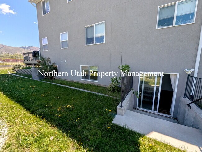 Building Photo - 2 Bed, 1 Bath Lower Unit