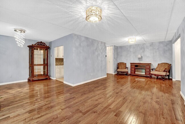 Building Photo - 128 Colonial Pkwy