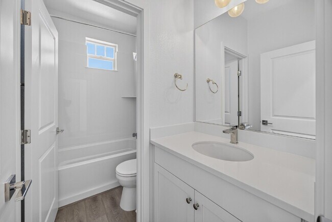 Building Photo - Charming 3-Bed, 2-Bath Home in Sacramento