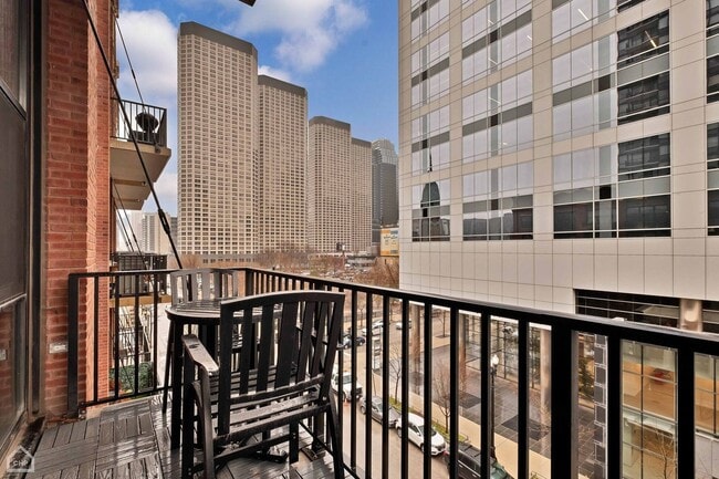 Building Photo - 210 S Desplaines St