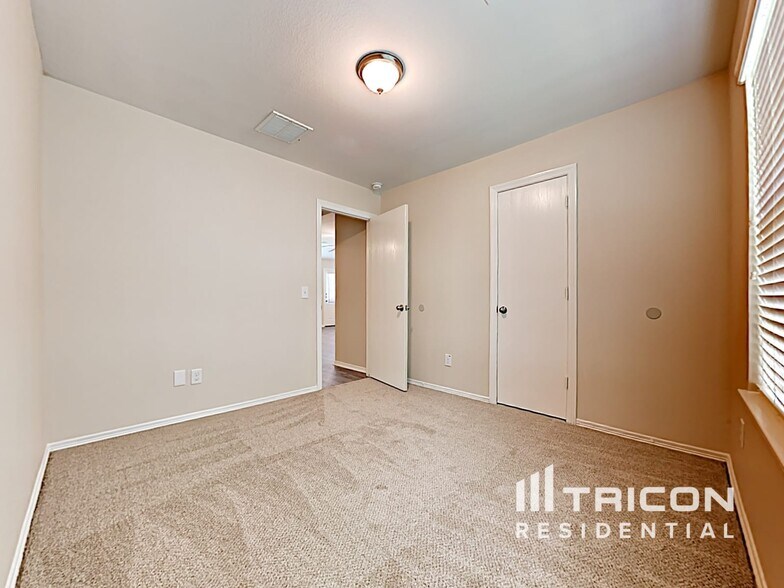 Building Photo - 110 N Golden Oak Dr