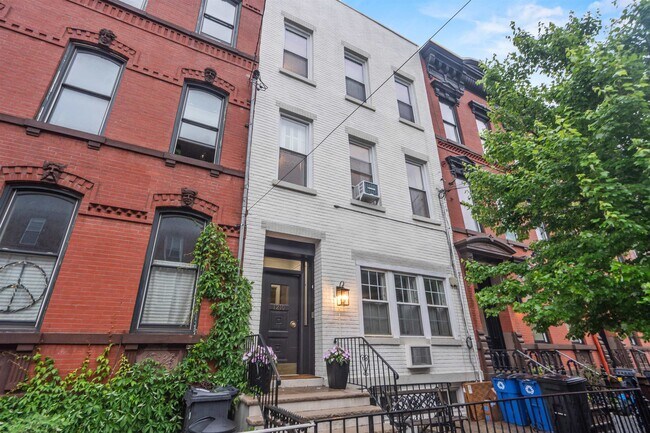 Building Photo - 1210 Park Ave