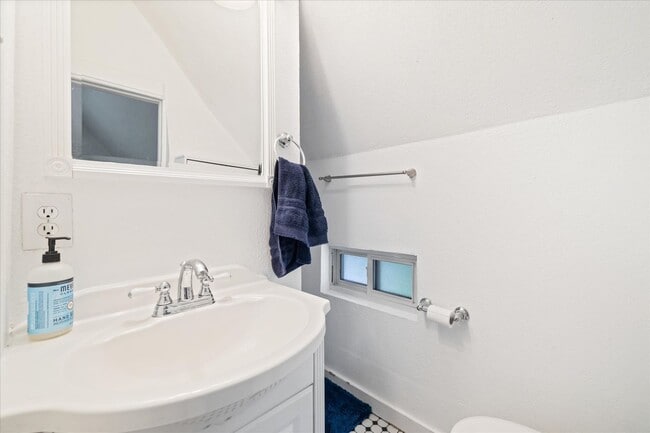 Building Photo - Awesome 3 bedroom, 2 bath home!