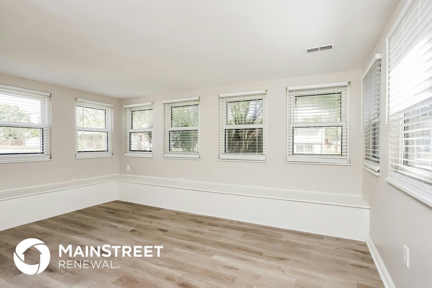 Building Photo - 685 Lexington Park