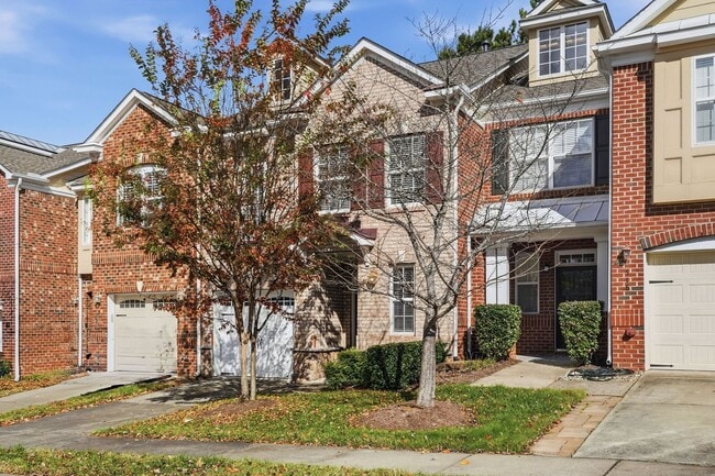 Building Photo - ABSOLUTELY GEORGOUS 2 STORY TOWNHOUSE IN POOL COMMUNITY!