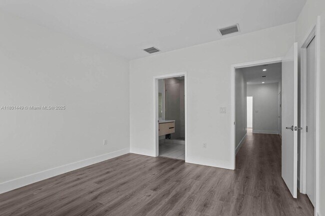 Building Photo - 2457 NE 135th St