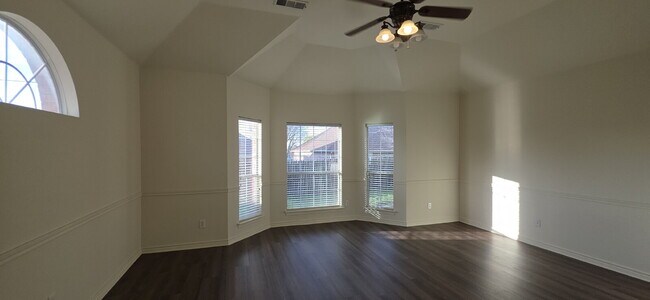 Building Photo - Recently remodeled 4 bedrooms, 3 bathrooms and move-in ready!