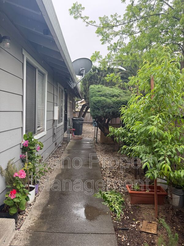 Building Photo - 307 California St