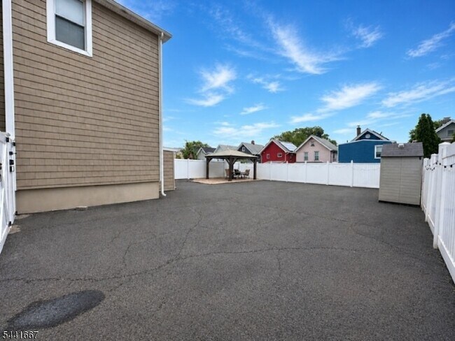 Building Photo - 408 Forest St