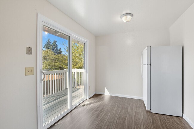 Building Photo - 5Bd/2Ba Bellevue Home