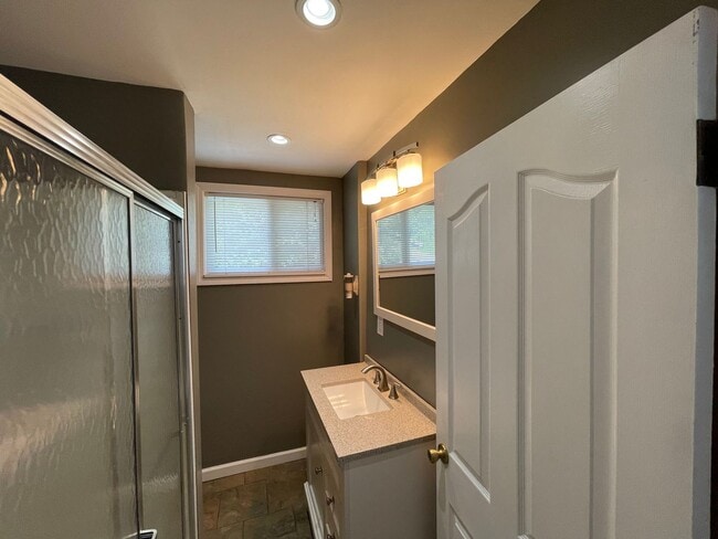 Building Photo - Charming 2BR Home with Large Yard & Porch in Mount Washington