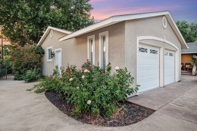 Building Photo - West Pasco Location a Block from the Colum...