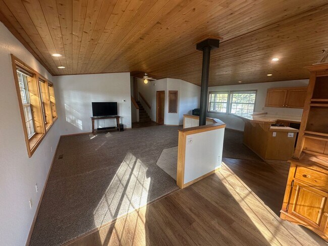 Building Photo - Long Term Glenshire Rental 3 Bed, 2.5 Bath 3 Car Garage