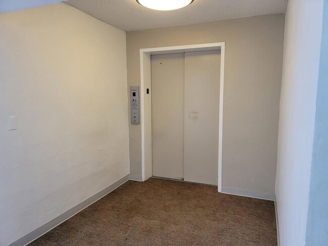 Building Photo - 401 Golden Isles Dr