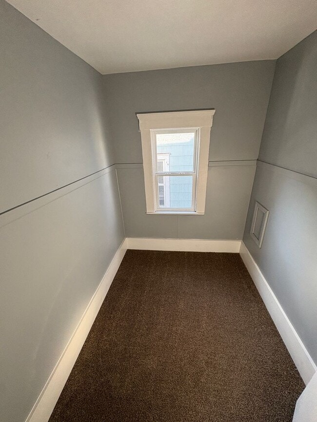 Building Photo - Move-In Ready 5-Bedroom Home in Prime Barberton Location