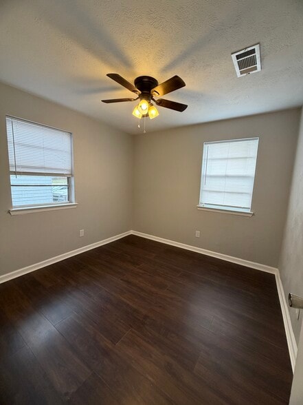 Building Photo - 519 Wren Ave