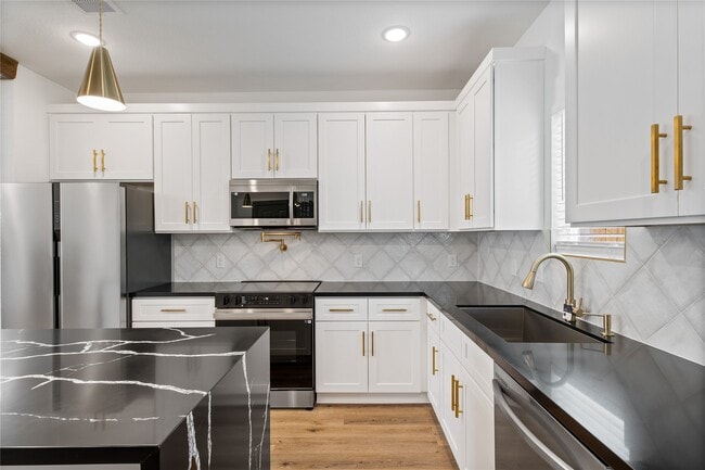 Building Photo - 6813 Parkhurst Dr