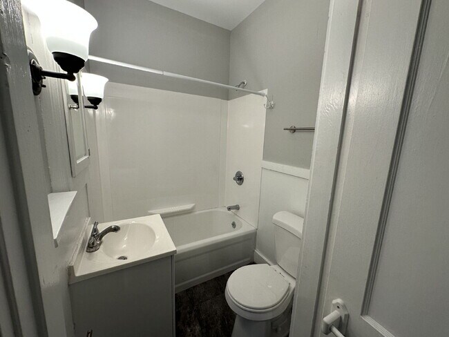 Building Photo - Newly Remodeled 1-BR Apartment with Off-Street Parking & Extra Storage!