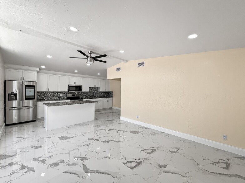 Building Photo - 3675 Prudence Dr