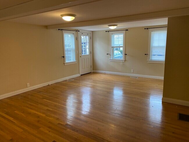 Building Photo - 84 Lake Rd