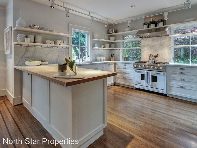 Building Photo - 3 br, 3 bath House - 2650 SW Montgomery Dr