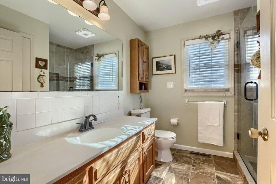 Building Photo - 19 Sycamore Dr