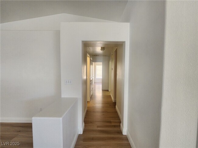 Building Photo - 908 Alta Oaks Dr