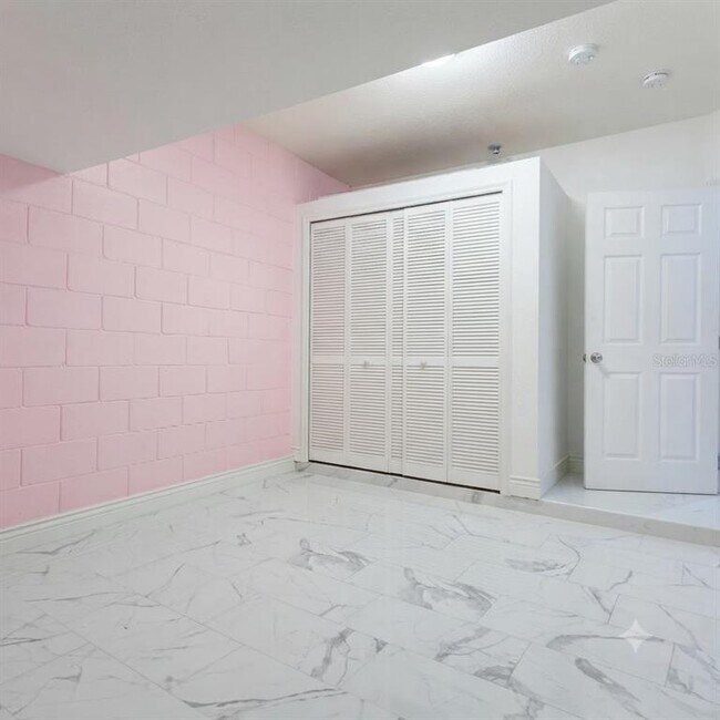 Building Photo - 1561 Chelsea Dr