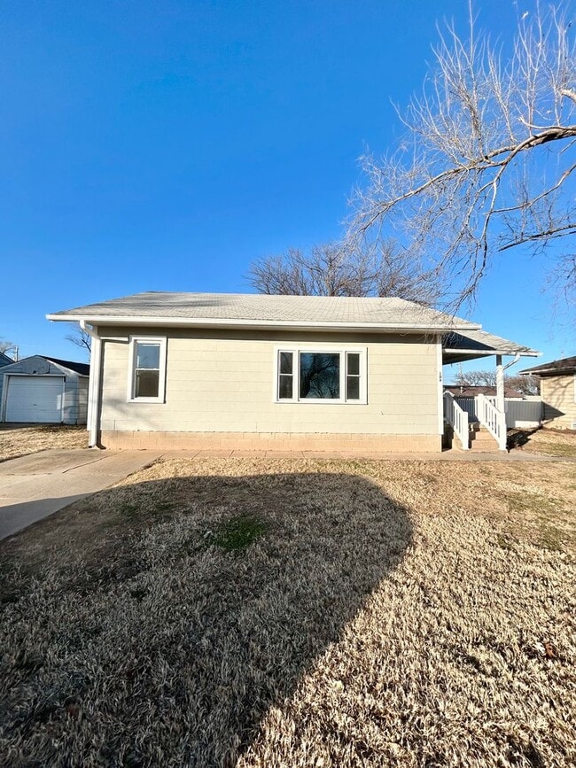 Building Photo - Two Bed, One Bath House