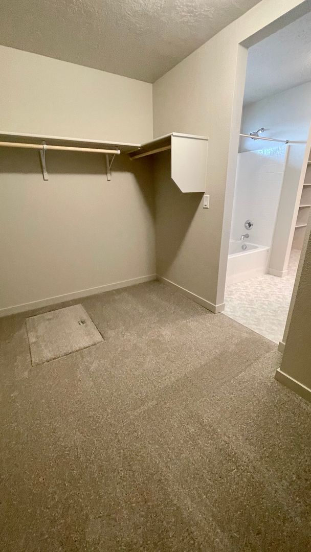 Building Photo - $2,199.00 / Large 4 bed 2 bath / 3 car gar...
