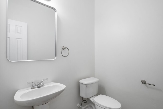Building Photo - Beautiful Upgraded Townhome!