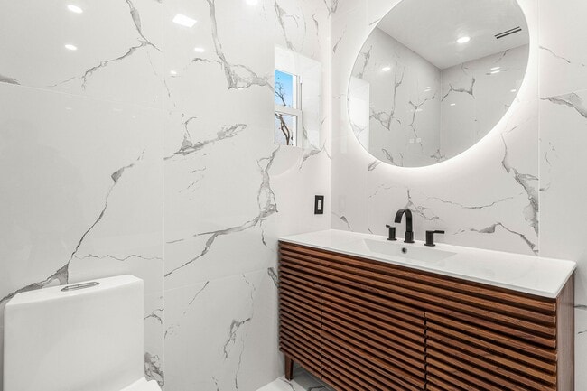 Building Photo - 202 SE 4th St