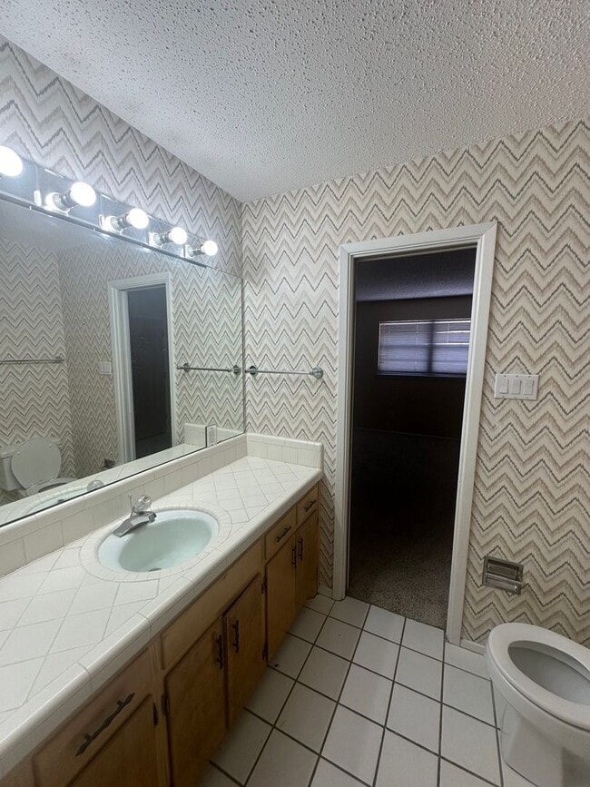 Building Photo - 2 Bed Brick House! Golf Course View!