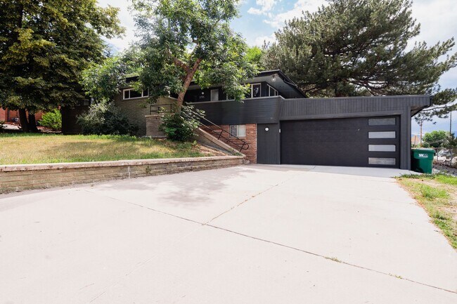 Building Photo - Chic 3BD, 3BA Mid-Century Home in Wheat Ri...