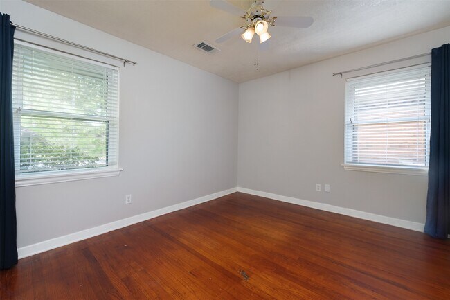 Building Photo - 2227 Libbey Dr