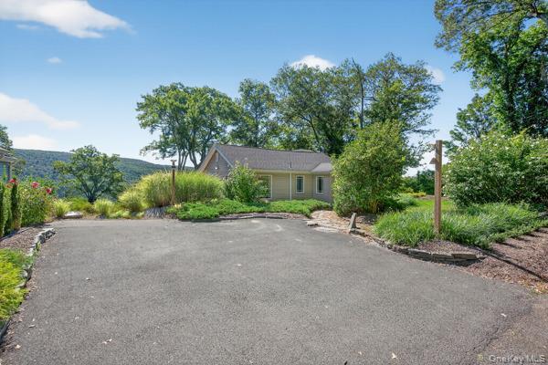 Building Photo - 6 Deer Trail N