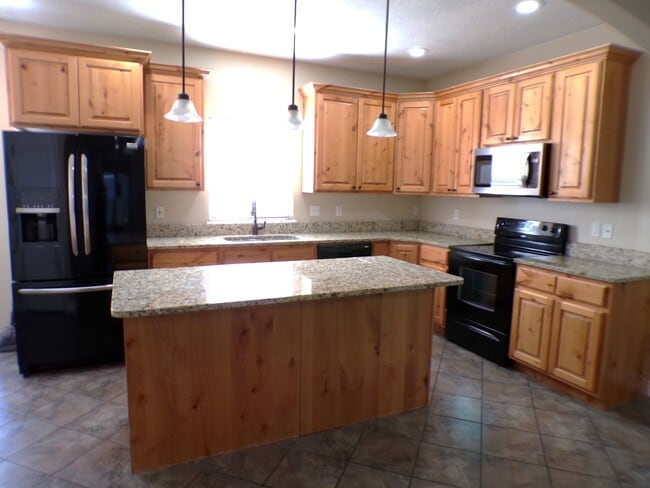 Building Photo - 2041 W Crescent Row