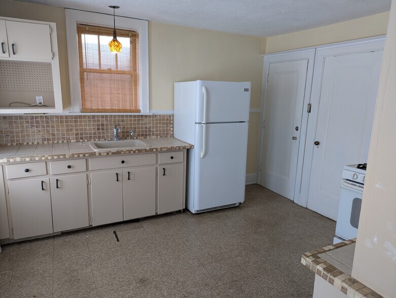 Kitchen - 663 W 7th St