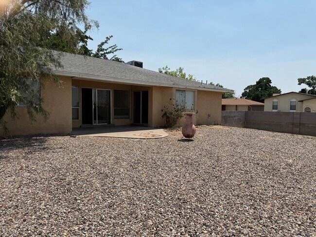 Building Photo - Great location.  4 Br, 1 3/4 Ba, 2 living areas, spacious yard.