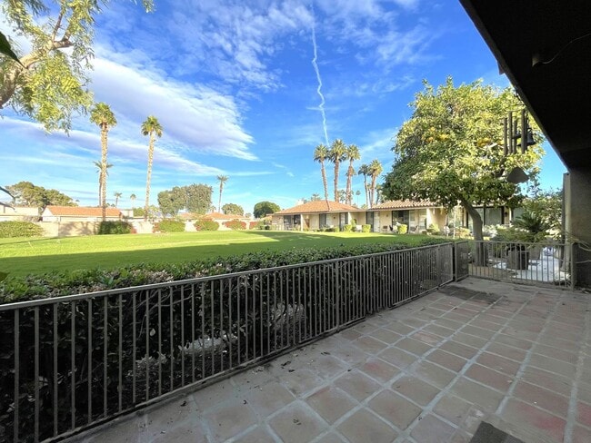 Building Photo - AVAILABLE NOW!  3 Bedroom 2 Bathroom Condo in Sunrise Country Club