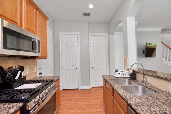 Building Photo - 9038 Lakes Dr