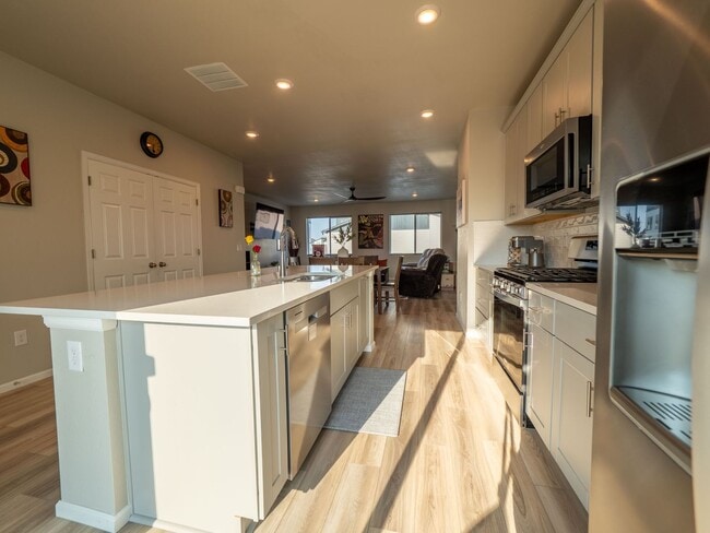 Building Photo - Astonishing 3 Bed/3.5 Bath Tri Level Townhome.   Must see to believe!!