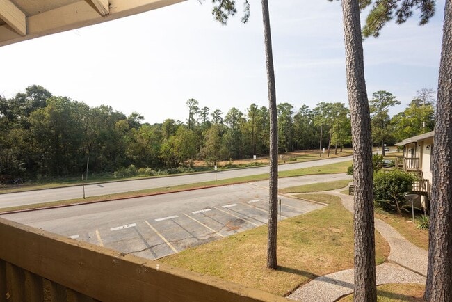 Building Photo - 15919 Golf Club Dr