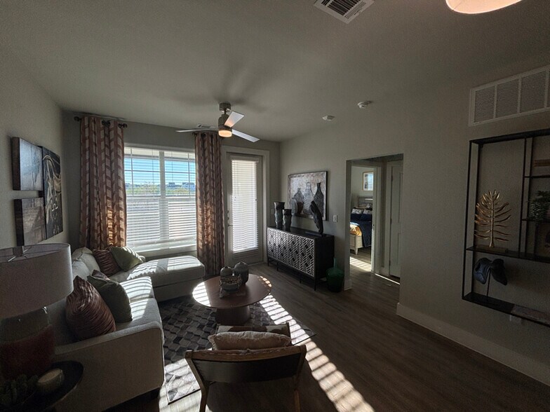 Building Photo - 425 El Rio St