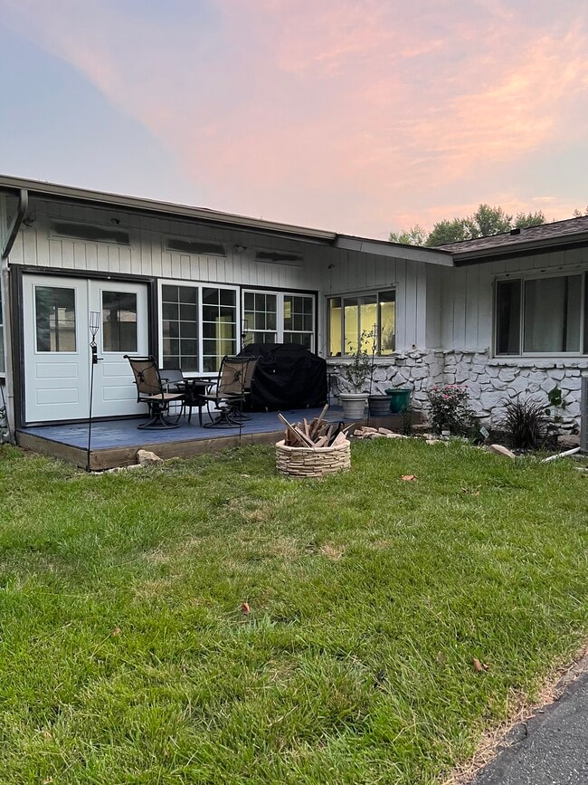 Building Photo - 11405 Central Dr W