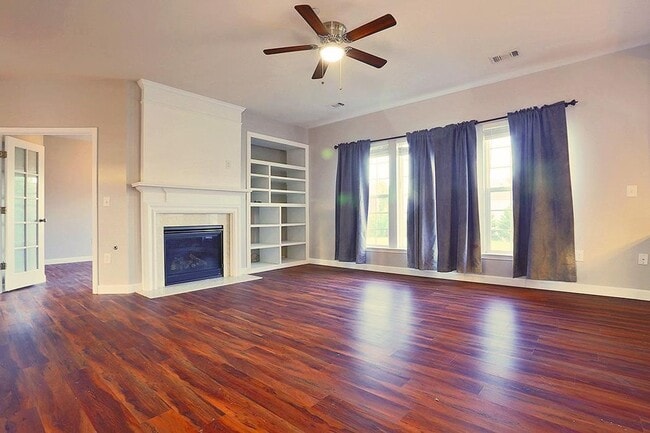 Building Photo - Family friendly home in highly sought afte...