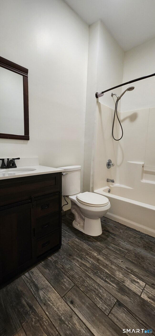 Building Photo - 24 Meadow St