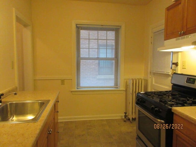 Building Photo - Available September 2026 Large Remodeled 1 Bedroom Apartment with Free Heat!