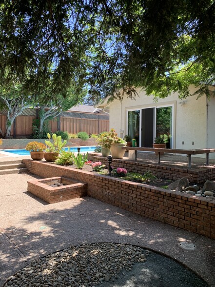 Building Photo - 1819 Yolanda Cir