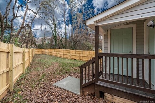 Building Photo - Two Bedroom Duplex Great Features and Comf...